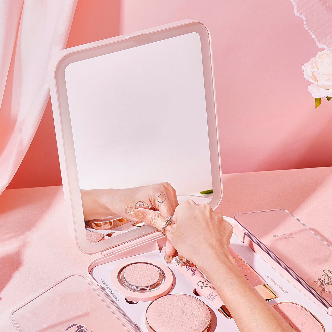 Built-in LED mirror close-up